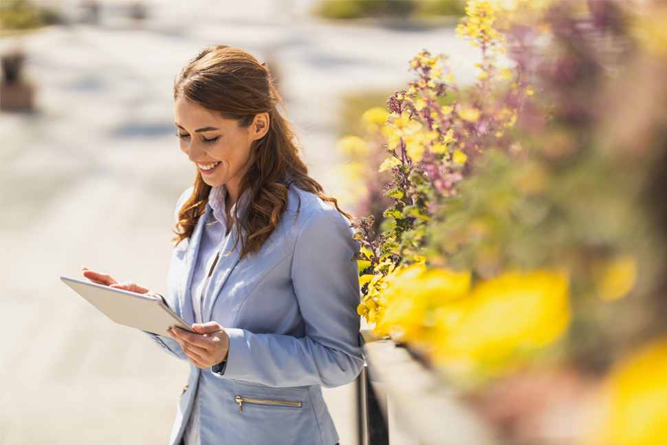 Femme professionnelle tenant une tablette