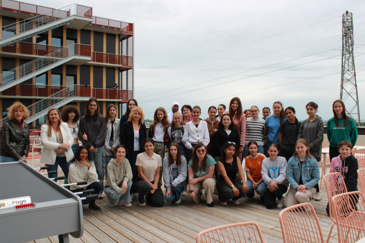 Un groupe de jeunes filles et femmes posant face caméra