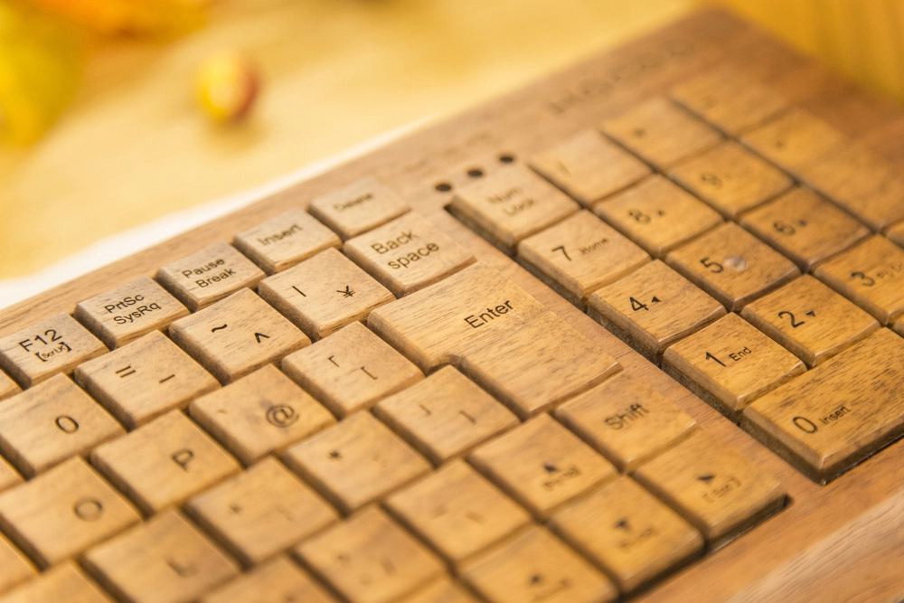 Un clavier d'ordinateur en bois