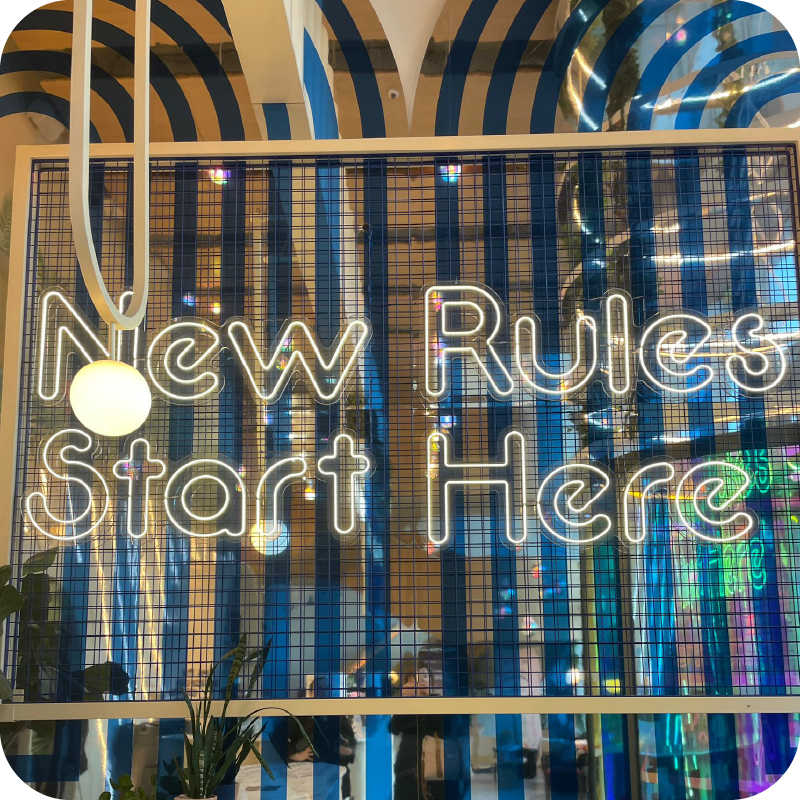 Panneau lumineux où il est écrit New rules start here