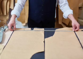 Homme mesurant du carton