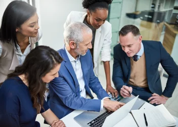 Collègues réfléchissant ensemble autour d'un ordinateur