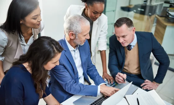 Collègues réfléchissant ensemble autour d'un ordinateur
