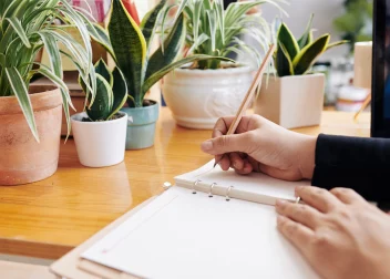 Personne écrivant dans un cahier