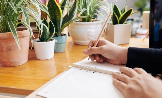 Personne écrivant dans un cahier