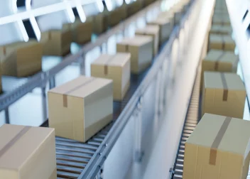 Des cartons sur un tapis roulant