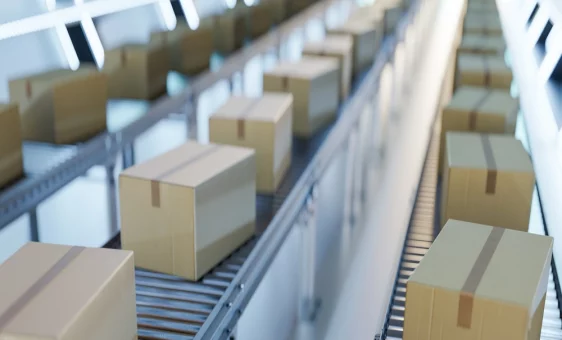 Des cartons sur un tapis roulant