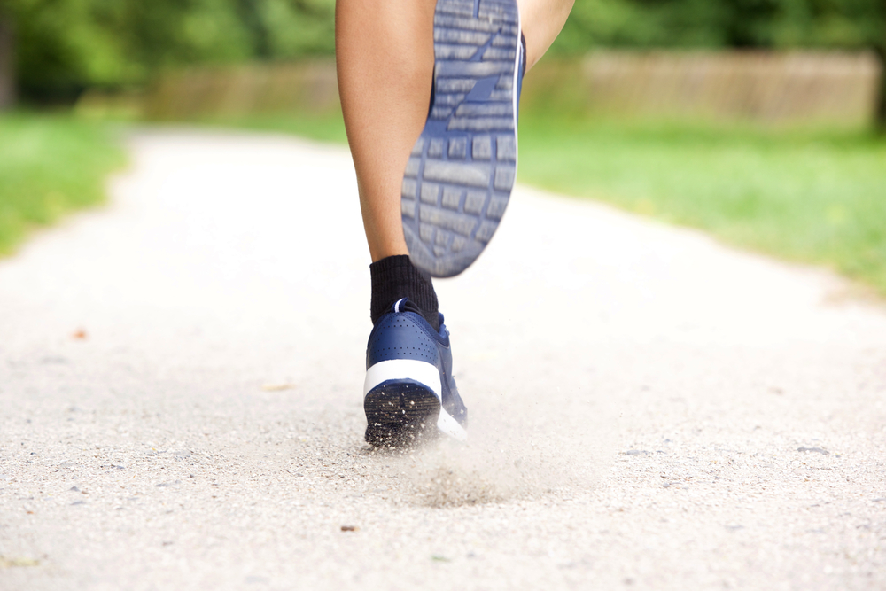 Plan sur les pieds d'un sportif faisant de la course