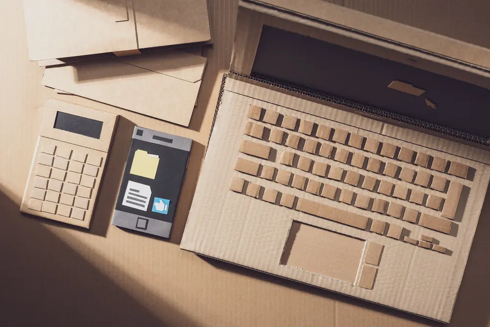 Ordinateur, calculatrice et téléphone portable en carton