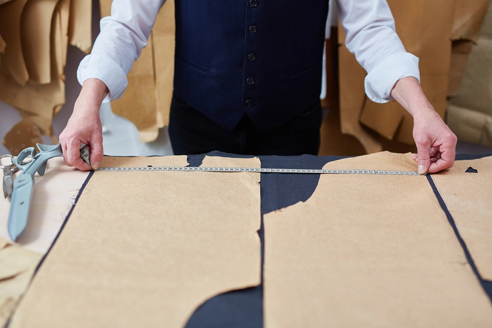 Homme mesurant un carton