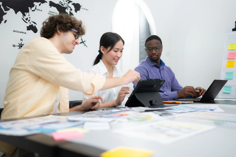 Trois collègues travaillant sur un projet créatif