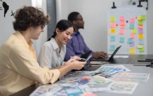 Une équipe travaillant sur le branding de leur marque