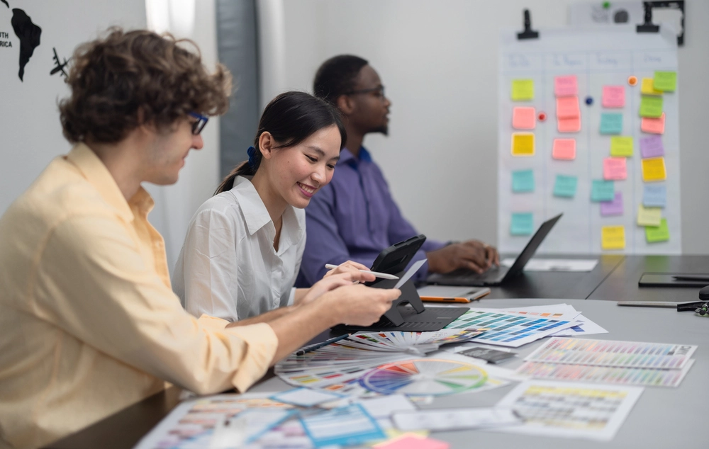 Une équipe travaillant sur le branding de leur marque
